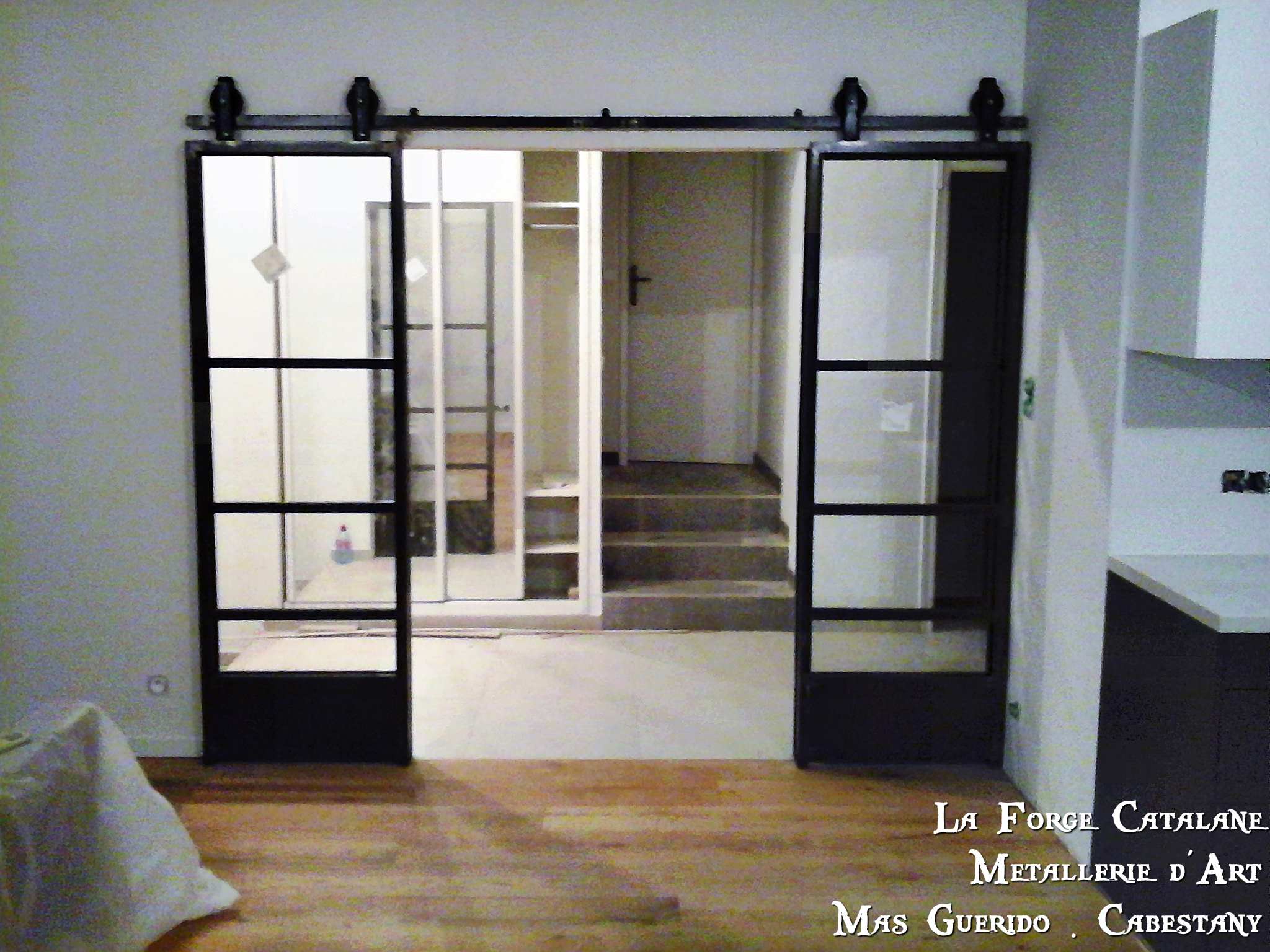 verriere double coulissant roue ancienne grange clair soubassement tole fer forge catalane (3).jpg